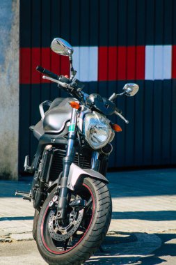 Sevilla İspanya 28 Eylül 2021 Yamaha FZ6 motosikleti Sevilla sokaklarına park edilmiştir. Bu sembolik bir şehir ve Endülüs Bölgesi 'nin başkentidir.