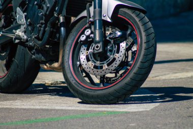 Sevilla İspanya 28 Eylül 2021 Yamaha FZ6 motosikleti Sevilla sokaklarına park edilmiştir. Bu sembolik bir şehir ve Endülüs Bölgesi 'nin başkentidir.