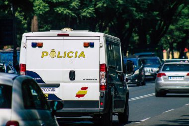 Sevilla İspanya 28 Eylül 2021 Coronavirüs salgını sırasında Seville sokaklarında devriye gezen polis arabası İspanya 'ya çarpıyor, sokakta maske takmak zorunlu değil.