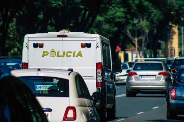 Sevilla İspanya 28 Eylül 2021 Coronavirüs salgını sırasında Seville sokaklarında devriye gezen polis arabası İspanya 'ya çarpıyor, sokakta maske takmak zorunlu değil.