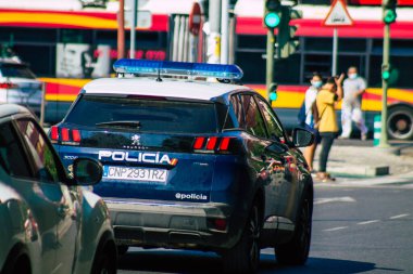 Sevilla İspanya 28 Eylül 2021 Coronavirüs salgını sırasında Seville sokaklarında devriye gezen polis arabası İspanya 'ya çarpıyor, sokakta maske takmak zorunlu değil.