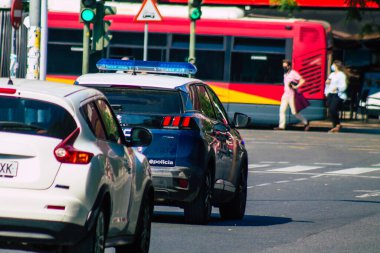 Sevilla İspanya 28 Eylül 2021 Coronavirüs salgını sırasında Seville sokaklarında devriye gezen polis arabası İspanya 'ya çarpıyor, sokakta maske takmak zorunlu değil.