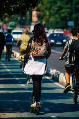 Sevilla İspanya 28 Eylül 2021 Seville sokaklarında elektrikli scooterla dolaşan insanlar, küçük bir iç yanmalı motorlar ve merkezde bir güverte ile çalışıyorlar.