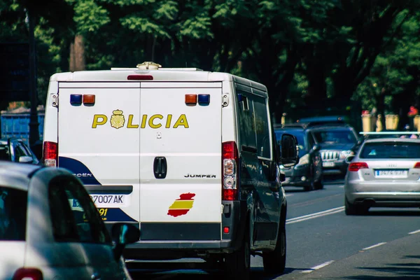 Sevilla İspanya 28 Eylül 2021 Coronavirüs salgını sırasında Seville sokaklarında devriye gezen polis arabası İspanya 'ya çarpıyor, sokakta maske takmak zorunlu değil.