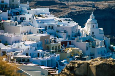 Santorini Adası, Fira, Yunanistan - 08 Ekim 2021 Fira kasabasının panoramik manzarası, bu adanın tipik küçük geleneksel beyaz evleri antik aktif volkanın yanında yer almaktadır.