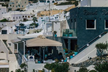 Santorini Adası, Fira, Yunanistan - 08 Ekim 2021 Fira kasabasının panoramik manzarası, bu adanın tipik küçük geleneksel beyaz evleri antik aktif volkanın yanında yer almaktadır.