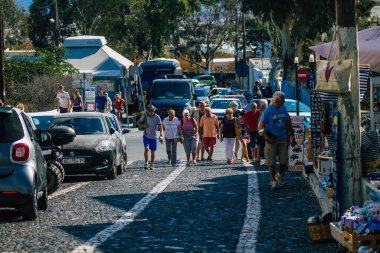 Santorini Adası, Fira, Yunanistan - 08 Ekim 2021 Coronavirus salgını sırasında Yunanistan 'ı ziyaret eden kimliği belirsiz turistlerin sokakta maske takması zorunlu değil