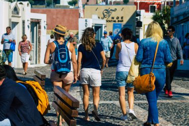 Santorini Adası, Fira, Yunanistan - 08 Ekim 2021 Coronavirus salgını sırasında Yunanistan 'ı ziyaret eden kimliği belirsiz turistlerin sokakta maske takması zorunlu değil