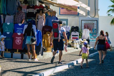 Santorini Adası, Fira, Yunanistan - 08 Ekim 2021 Coronavirus salgını sırasında Yunanistan 'ı ziyaret eden kimliği belirsiz turistlerin sokakta maske takması zorunlu değil