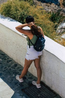 Santorini Adası, Fira, Yunanistan - 08 Ekim 2021 Coronavirus salgını sırasında Yunanistan 'ı ziyaret eden kimliği belirsiz turistlerin sokakta maske takması zorunlu değil