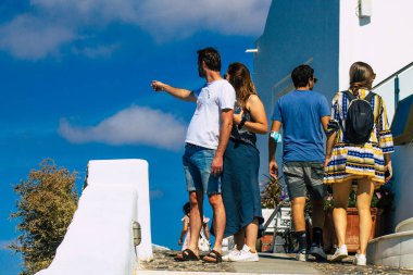 Santorini Adası, Fira, Yunanistan - 08 Ekim 2021 Coronavirus salgını sırasında Yunanistan 'ı ziyaret eden kimliği belirsiz turistlerin sokakta maske takması zorunlu değil