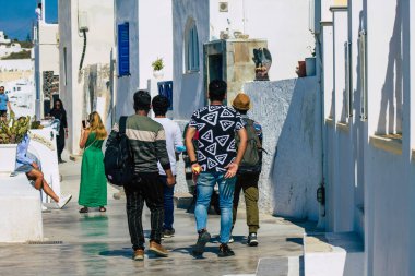 Santorini Adası, Fira, Yunanistan - 08 Ekim 2021 Coronavirus salgını sırasında Yunanistan 'ı ziyaret eden kimliği belirsiz turistlerin sokakta maske takması zorunlu değil