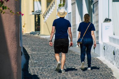 Santorini Adası, Fira, Yunanistan - 08 Ekim 2021 Coronavirus salgını sırasında Yunanistan 'ı ziyaret eden kimliği belirsiz turistlerin sokakta maske takması zorunlu değil