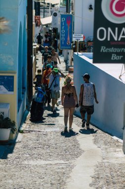 Santorini Adası, Fira, Yunanistan - 08 Ekim 2021 Coronavirus salgını sırasında Yunanistan 'ı ziyaret eden kimliği belirsiz turistlerin sokakta maske takması zorunlu değil