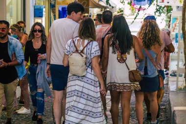 Santorini Adası, Fira, Yunanistan - 08 Ekim 2021 Coronavirus salgını sırasında Yunanistan 'ı ziyaret eden kimliği belirsiz turistlerin sokakta maske takması zorunlu değil