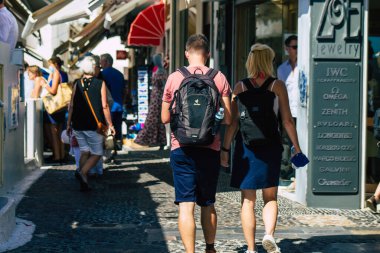 Santorini Adası, Fira, Yunanistan - 08 Ekim 2021 Coronavirus salgını sırasında Yunanistan 'ı ziyaret eden kimliği belirsiz turistlerin sokakta maske takması zorunlu değil