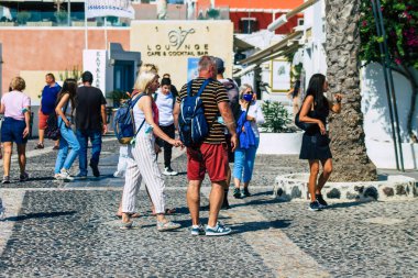 Santorini Adası, Fira, Yunanistan - 08 Ekim 2021 Coronavirus salgını sırasında Yunanistan 'ı ziyaret eden kimliği belirsiz turistlerin sokakta maske takması zorunlu değil