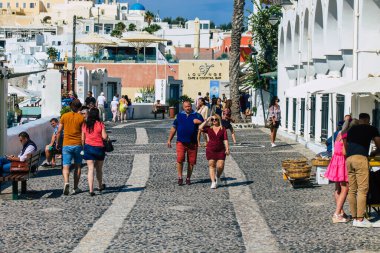 Santorini Adası, Fira, Yunanistan - 08 Ekim 2021 Coronavirus salgını sırasında Yunanistan 'ı ziyaret eden kimliği belirsiz turistlerin sokakta maske takması zorunlu değil
