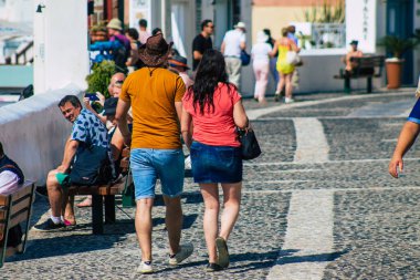 Santorini Adası, Fira, Yunanistan - 08 Ekim 2021 Coronavirus salgını sırasında Yunanistan 'ı ziyaret eden kimliği belirsiz turistlerin sokakta maske takması zorunlu değil