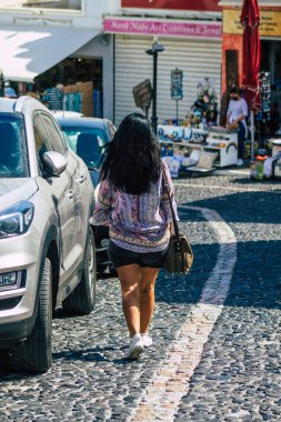 Santorini Adası, Fira, Yunanistan - 08 Ekim 2021 Coronavirus salgını sırasında Yunanistan 'ı ziyaret eden kimliği belirsiz turistlerin sokakta maske takması zorunlu değil