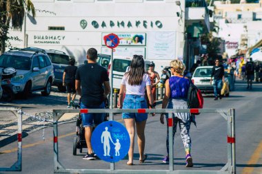 Santorini Adası, Fira, Yunanistan - 08 Ekim 2021 Coronavirus salgını sırasında Yunanistan 'ı ziyaret eden kimliği belirsiz turistlerin sokakta maske takması zorunlu değil