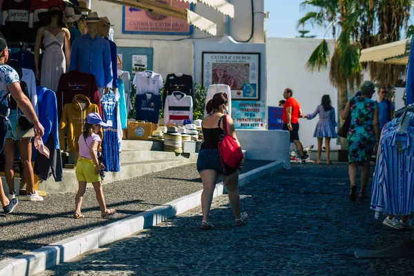 ギリシャのフィラ島サントリーニ島 2021年10月8日ギリシャを襲ったコロナウイルスの流行の間にフィラの町を訪れる未確認の観光客は 通りにマスクを着用することは必須ではありません — ストック写真