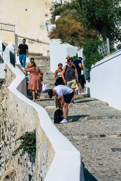 2021年10月8日 圣托里尼岛 在希腊爆发禽流感疫情期间 身份不明的游客来到菲拉镇 在街上戴口罩并不是强制性的 — 图库照片
