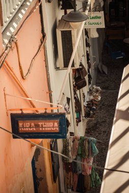 Santorini Adası, Fira, Yunanistan - 08 Ekim 2021 Fira kasabasının dar sokakları, bu adanın tipik küçük geleneksel beyaz evleri antik aktif volkanın yanında yer alır.