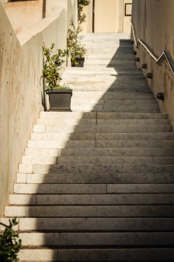 Santorini Adası, Fira, Yunanistan - 08 Ekim 2021 Fira kasabasının dar sokakları, bu adanın tipik küçük geleneksel beyaz evleri antik aktif volkanın yanında yer alır.