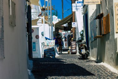 Santorini Adası, Fira, Yunanistan - 08 Ekim 2021 Fira kasabasının dar sokakları, bu adanın tipik küçük geleneksel beyaz evleri antik aktif volkanın yanında yer alır.
