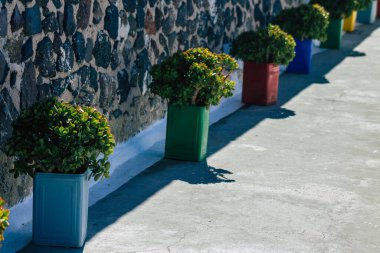 Santorini Adası, Fira, Yunanistan - 08 Ekim 2021 Fira kasabasının dar sokakları, bu adanın tipik küçük geleneksel beyaz evleri antik aktif volkanın yanında yer alır.