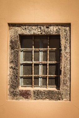 Santorini Adası, Fira, Yunanistan - 08 Ekim 2021 Fira şehrinin şehir manzarası, bu adanın tipik küçük geleneksel beyaz evleri antik aktif volkanın yanında yer almaktadır.