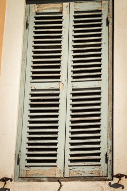 Santorini Adası, Fira, Yunanistan - 08 Ekim 2021 Fira şehrinin şehir manzarası, bu adanın tipik küçük geleneksel beyaz evleri antik aktif volkanın yanında yer almaktadır.