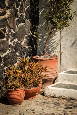 Santorini Adası, Fira, Yunanistan - 08 Ekim 2021 Fira şehrinin şehir manzarası, bu adanın tipik küçük geleneksel beyaz evleri antik aktif volkanın yanında yer almaktadır.