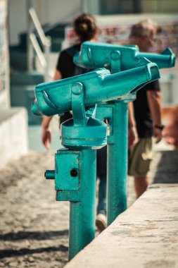 Santorini Adası, Fira, Yunanistan - 08 Ekim 2021 Fira şehrinin şehir manzarası, bu adanın tipik küçük geleneksel beyaz evleri antik aktif volkanın yanında yer almaktadır.