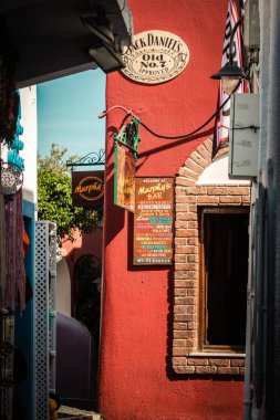 Santorini Adası, Fira, Yunanistan - 08 Ekim 2021 Fira şehrinin şehir manzarası, bu adanın tipik küçük geleneksel beyaz evleri antik aktif volkanın yanında yer almaktadır.