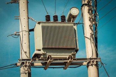 Santorini Adası, Fira, Yunanistan - 08 Ekim 2021 Fira şehrinin şehir manzarası, bu adanın tipik küçük geleneksel beyaz evleri antik aktif volkanın yanında yer almaktadır.