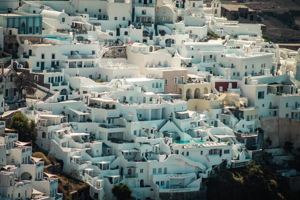 ギリシャフィラ島サントリーニ島2021年10月8日この島の典型的な小さな伝統的な白い家は 古代の活火山の側にあります — ストック写真