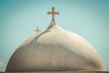 Santorini Adası, Fira, Yunanistan - 08 Ekim 2021 Fira kasabasında bulunan geleneksel ortodoks kilisesi, bu adanın tipik bir örneği olarak antik aktif volkanın yanında yer almaktadır.