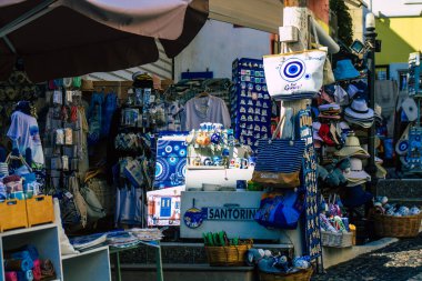 Santorini Adası, Fira, Yunanistan - Yunan Adaları 'ndaki Fira, turizm kasabası ve Santorini' nin hatıra dükkanlarında turistlere satılan dekoratif eşyalar, aksesuarlar ve mallar, 08 Ekim 2021