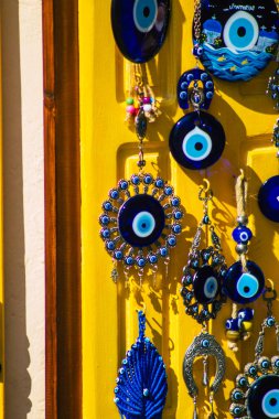 Santorini Adası, Fira, Yunanistan - Yunan Adaları 'ndaki Fira, turizm kasabası ve Santorini' nin hatıra dükkanlarında turistlere satılan dekoratif eşyalar, aksesuarlar ve mallar, 08 Ekim 2021