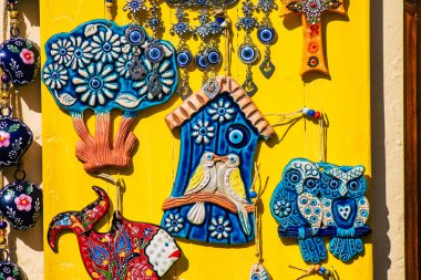 Santorini Adası, Fira, Yunanistan - Yunan Adaları 'ndaki Fira, turizm kasabası ve Santorini' nin hatıra dükkanlarında turistlere satılan dekoratif eşyalar, aksesuarlar ve mallar, 08 Ekim 2021