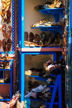 Santorini Adası, Fira, Yunanistan - Yunan Adaları 'ndaki Fira, turizm kasabası ve Santorini' nin hatıra dükkanlarında turistlere satılan dekoratif eşyalar, aksesuarlar ve mallar, 08 Ekim 2021