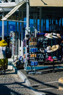 Santorini Adası, Fira, Yunanistan - Yunan Adaları 'ndaki Fira, turizm kasabası ve Santorini' nin hatıra dükkanlarında turistlere satılan dekoratif eşyalar, aksesuarlar ve mallar, 08 Ekim 2021