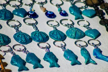 Santorini Adası, Fira, Yunanistan - Yunan Adaları 'ndaki Fira, turizm kasabası ve Santorini' nin hatıra dükkanlarında turistlere satılan dekoratif eşyalar, aksesuarlar ve mallar, 08 Ekim 2021