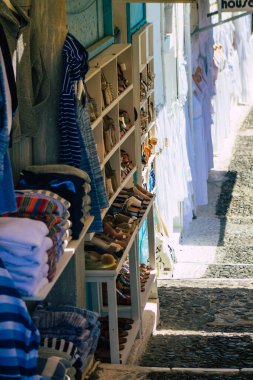 Santorini Adası, Fira, Yunanistan - Yunan Adaları 'ndaki Fira, turizm kasabası ve Santorini' nin hatıra dükkanlarında turistlere satılan dekoratif eşyalar, aksesuarlar ve mallar, 08 Ekim 2021