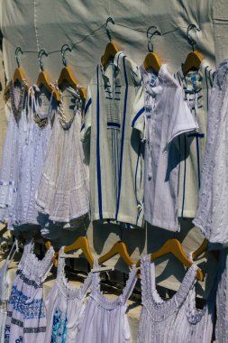 Santorini Adası, Fira, Yunanistan - Yunan Adaları 'ndaki Fira, turizm kasabası ve Santorini' nin hatıra dükkanlarında turistlere satılan dekoratif eşyalar, aksesuarlar ve mallar, 08 Ekim 2021