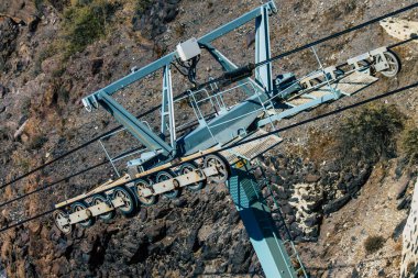 Santorini Adası, Fira, Yunanistan - 08 Ekim 2021 Kablo TV aracı eski limandan Fira 'ya güvenli bir ulaşım sağlar. Turistler bunu sadece çarpıcı kalderanın muhteşem manzarasına hayran olmak için de kullanırlar.