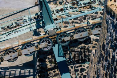 Santorini Adası, Fira, Yunanistan - 08 Ekim 2021 Kablo TV aracı eski limandan Fira 'ya güvenli bir ulaşım sağlar. Turistler bunu sadece çarpıcı kalderanın muhteşem manzarasına hayran olmak için de kullanırlar.