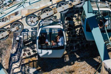 Santorini Adası, Fira, Yunanistan - 08 Ekim 2021 Kablo TV aracı eski limandan Fira 'ya güvenli bir ulaşım sağlar. Turistler bunu sadece çarpıcı kalderanın muhteşem manzarasına hayran olmak için de kullanırlar.